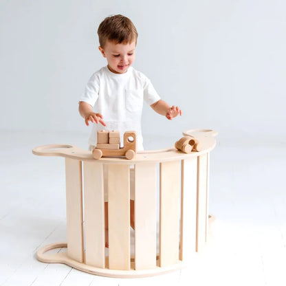 enfant qui pose des jeux sur l'arche d'équilibre 